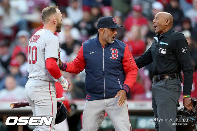 [사진] 보스턴 트레버 스토리(왼쪽)가 CB 버크너 심판(오른쪽)의 볼 판정에 항의하고 있다. 가운데는 알렉스 코라 보스턴 감독. ⓒGettyimages(무단전재 및 재배포 금지)