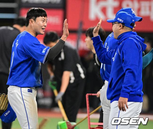 [OSEN=수원, 조은정 기자] 삼성 라이온즈가 개막 5연승으로 선두를 달리던 KT 위즈를 잡았다. 삼성 류지혁이 박진만 감독과 승리를 기뻐하고 있다. 2026.04.03 /cej@osen.co.kr