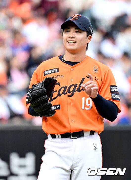 [OSEN=대전, 최규한 기자] 29일 대전 한화생명볼파크에서 ‘2026 신한 SOL KBO리그’ 한화 이글스와 키움 히어로즈의 경기가 열렸다.홈팀 한화는 왕옌청, 방문팀 키움은 하영민을 선발로 내세웠다. 5회초 한화 선발 왕옌청이 투구를 준비하며 미소짓고 있다. 2025.03.29 / dreamer@osen.co.kr