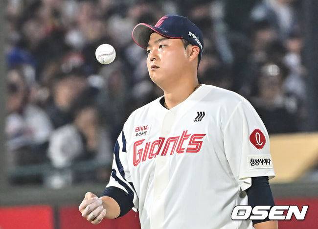 [OSEN=부산, 이석우 기자] 3일 부산 사직야구장에서 2026 신한 SOL KBO 리그 롯데 자이언츠와 SSG 랜더스의 경기가 열렸다. 홈팀 롯데는 로드리게스가, 방문팀 SSG는 화이트가 선발 출전했다.롯데 자이언츠 한동희가 5회초 2사 2루 SSG 랜더스 에레디아에게 1타점 안타를 맞고 아쉬워하고 있다. 2026.04.03 / foto0307@osen.co.kr