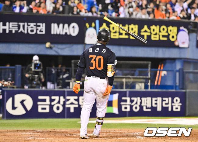 [OSEN=잠실, 박준형 기자] 3일 오후 서울 잠실구장에서 ‘2026 신한은행 SOL Bank KBO리그’ 두산 베어스와 한화 이글스의 경기가 진행됐다.이날 두산은 플렉센을, 한화는 에르난데스를 선발투수로 내세웠다.  4회초 1사 1루 한화 페라자가 2점 홈런을 날리고 방망이를 던지고 있다 2026.04.02 / soul1014@osen.co.kr