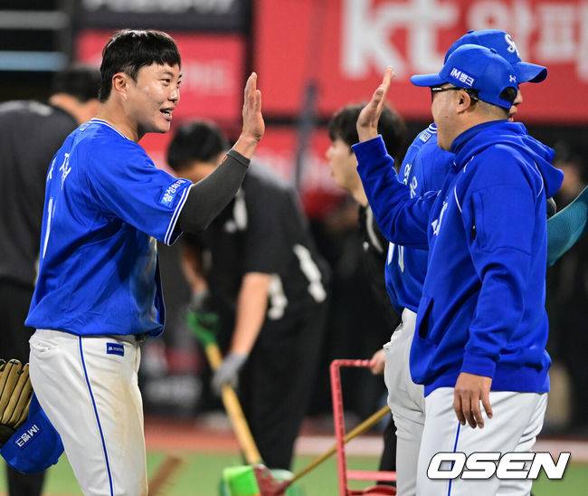 [OSEN=수원, 조은정 기자] 삼성 라이온즈가 개막 5연승으로 선두를 달리던 KT 위즈를 잡았다.삼성은 3일 수원KT위즈파크에서 열린 2026 신한은행 SOL Bank KBO리그 KT 위즈와 원정 경기에서 2-1 승리를 거뒀다. 김성윤과 류지혁이 귀중한 안타를 때렸고, 이날 외인 선발 아리엘 후라도가 호투를 펼치면서 팀 승리에 이바지했다.삼성 류지혁이 박진만 감독과 승리를 기뻐하고 있다. 2026.04.03 /cej@osen.co.kr