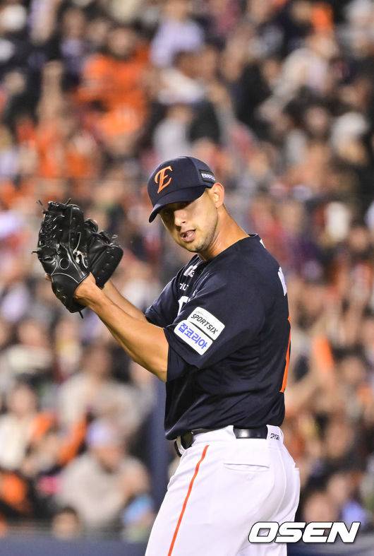 [OSEN=잠실, 박준형 기자] 3일 오후 서울 잠실구장에서 ‘2026 신한은행 SOL Bank KBO리그’ 두산 베어스와 한화 이글스의 경기가 진행됐다.이날 두산은 플렉센을, 한화는 에르난데스를 선발투수로 내세웠다.  3회말 1사 1루 두산 박찬호를 병살아웃시킨 한화 에르난데스 선발투수가 박수를 치며 기뻐하고 있다   2026.04.02 / soul1014@osen.co.kr