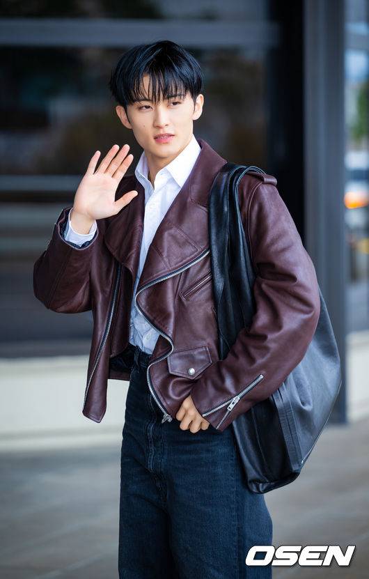 [OSEN=김포공항, 민경훈 기자] NCT 마크가 31일 김포국제공항을 통해 해외 일정 참석차 중국 상하이로 출국했다.NCT 마크는 FW26 상하이 패션위크 패션쇼에 참석한다.NCT 마크가 출국장으로 향하며 포즈를 취하고 있다. 2026.03.31 /rumi@osen.co.kr