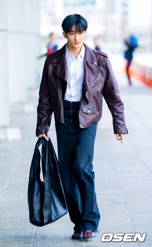 [OSEN=김포공항, 민경훈 기자] NCT 마크가 31일 김포국제공항을 통해 해외 일정 참석차 중국 상하이로 출국했다.NCT 마크는 FW26 상하이 패션위크 패션쇼에 참석한다.NCT 마크가 출국장으로 향하며 포즈를 취하고 있다. 2026.03.31 /rumi@osen.co.kr