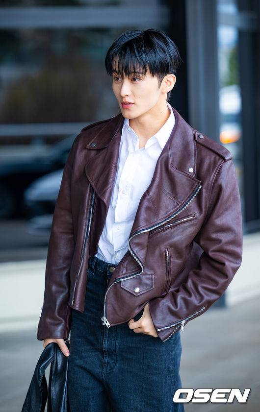 [OSEN=김포공항, 민경훈 기자] NCT 마크가 31일 김포국제공항을 통해 해외 일정 참석차 중국 상하이로 출국했다.NCT 마크는 FW26 상하이패션위크 패션쇼에 참석한다.NCT 마크가 출국장으로 향하며 포즈를 취하고 있다. 2026.03.31 /rumi@osen.co.kr