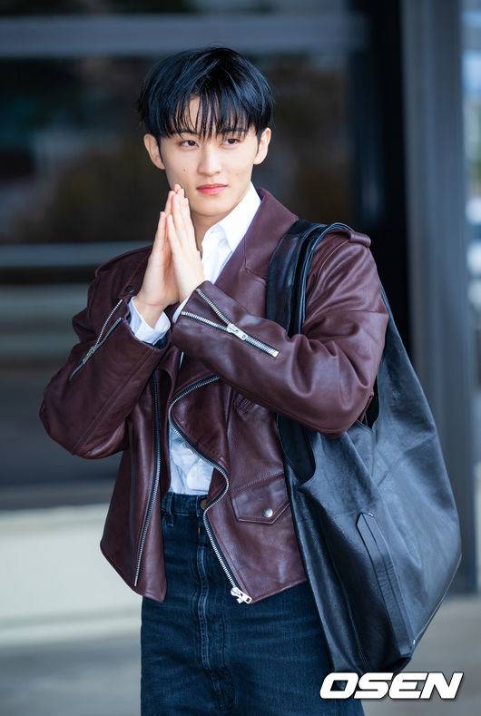 [OSEN=김포공항, 민경훈 기자] NCT 마크가 31일 김포국제공항을 통해 해외 일정 참석차 중국 상하이로 출국했다.NCT 마크는 FW26 상하이패션위크 패션쇼에 참석한다.NCT 마크가 출국장으로 향하며 포즈를 취하고 있다. 2026.03.31 /rumi@osen.co.kr