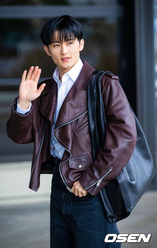 [OSEN=김포공항, 민경훈 기자] NCT 마크가 31일 김포국제공항을 통해 해외 일정 참석차 중국 상하이로 출국했다.NCT 마크는 FW26 상하이 패션위크 패션쇼에 참석한다.NCT 마크가 출국장으로 향하며 포즈를 취하고 있다. 2026.03.31 /rumi@osen.co.kr