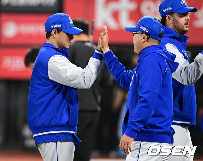 [OSEN=수원, 조은정 기자] 삼성 라이온즈가 개막 5연승으로 선두를 달리던 KT 위즈를 잡았다.삼성은 3일 수원KT위즈파크에서 열린 2026 신한은행 SOL Bank KBO리그 KT 위즈와 원정 경기에서 2-1 승리를 거뒀다. 김성윤과 류지혁이 귀중한 안타를 때렸고, 이날 외인 선발 아리엘 후라도가 호투를 펼치면서 팀 승리에 이바지했다.삼성 배찬승이 박진만 감독과 승리를 기뻐하고 있다. 2026.04.03 /cej@osen.co.kr