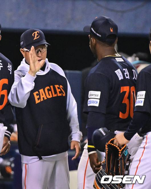[OSEN=잠실, 박준형 기자] 한화가 타선의 힘을 앞세워 우여곡절 끝 3연패를 끊었다.&nbsp;프로야구 한화 이글스는 3일 서울 잠실구장에서 열린 2026 신한 SOL KBO리그 두산 베어스와의 시즌 첫 맞대결에서 11-6으로 승리했다.&nbsp;경기종료후 한화 김경문 감독이 첫 홈런 신고한 페리자와 하이파이브를 하고 있다.  2026.04.02 / soul1014@osen.co.kr