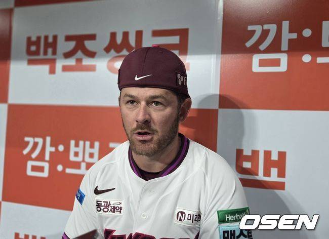 [OSEN=고척, 한용섭 기자]&nbsp;프로야구 키움 히어로즈 외국인 타자 브룩스가 3일 고척 스카이돔에서 열린 LG 트윈스와 경기에서 4타수 4안타 맹활약을 하고 취재진과 인터뷰를 하고 있다. /orange@osen.co.kr