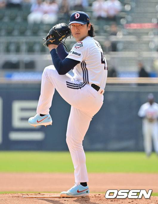 [OSEN=잠실, 박준형 기자] 4일 오후 서울 잠실구장에서 ‘2026 신한은행 SOL Bank KBO리그’ 두산 베어스와 한화 이글스의 경기가 진행됐다.이날 두산은 곽빈을, 한화는 왕옌청이 선발투수로 내세웠다.  1회초 두산 선발투수 곽빈이 역투하고 있다.     2026.04.04 / soul1014@osen.co.kr