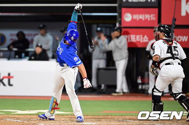 [OSEN=수원, 조은정 기자] 3일 경기도 수원 KT위즈파크에서 2026 신한 SOL KBO리그 KT 위즈와 삼성 라이온즈의 경기가 열렸다.이날 KT는 사우어, 삼성은 후라도를 선발로 내세웠다.6회말 2사 3루에서 삼성 김영웅이 헛스윙 삼진으로 물러나며 배트를 내던지고 있다. 2026.04.03 /cej@osen.co.kr