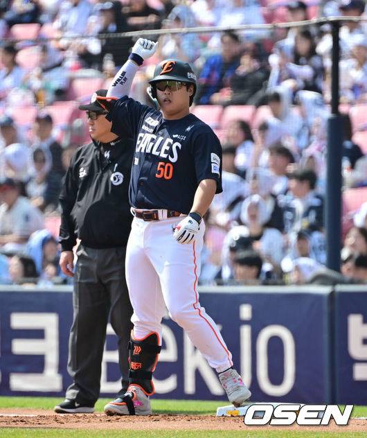 [OSEN=잠실, 박준형 기자] 4일 오후 서울 잠실구장에서 ‘2026 신한은행 SOL Bank KBO리그’ 두산 베어스와 한화 이글스의 경기가 진행됐다.이날 두산은 곽빈을, 한화는 왕옌청이 선발투수로 내세웠다.  1회초 무사 2루 한화 강백호가 1타점 적시타를 날리고 세리머니를 하고 있다.       2026.04.04 / soul1014@osen.co.kr
