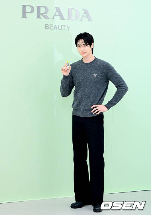 [OSEN=지형준 기자] 13일 오후 서울 성동구 성수동 프라다 뷰티 성수에서 프라다 바나나 립 밤 출시 기념 포토 행사가 열렸다.이날 배우 변우석이 세련된 감성을 담은 룩으로 등장해 재품의 트렌디하고 감각적인 매력을 자연스럽게 전달했다.배우 변우석이 포즈를 취하고 있다. 2025.10.13 /jpnews@osen.co.kr