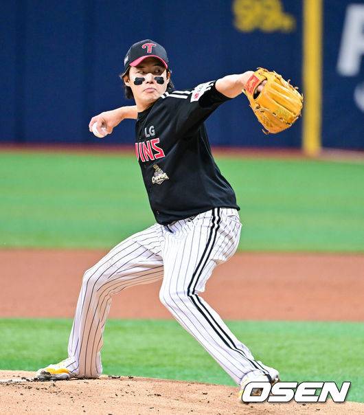 [OSEN=고척, 박준형 기자] 4일 오후 서울 고척스카이돔에서 ‘2026 신한은행 SOL Bank KBO리그’ 키움 히어로즈와 LG 트윈스의 경기가 진행됐다.이날 키움은 하영민을, LG는 임찬규를 선발투수로 내세웠다.  1회말 LG 선발투수 임찬규가 역투하고 있다.   2026.04.04 / soul1014@osen.co.kr
