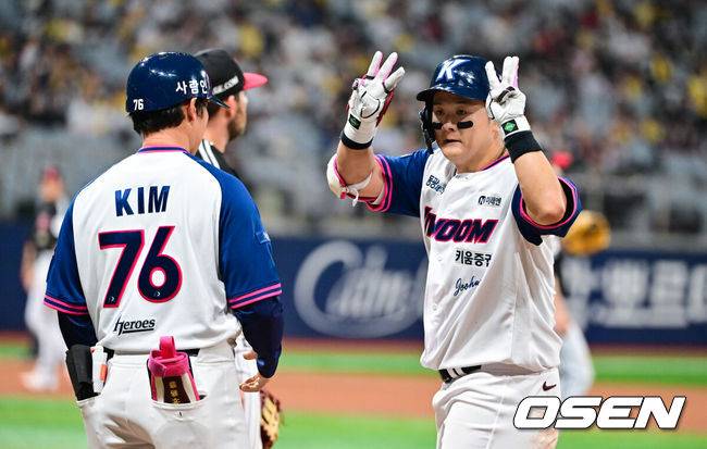 [OSEN=고척, 박준형 기자] 4일 오후 서울 고척스카이돔에서 ‘2026 신한은행 SOL Bank KBO리그’ 키움 히어로즈와 LG 트윈스의 경기가 진행됐다.이날 키움은 하영민을, LG는 임찬규를 선발투수로 내세웠다.  5회말 키움 선두타자 최주환이 안타를 날리고 세리머니를 하고 있다.   2026.04.04 / soul1014@osen.co.kr