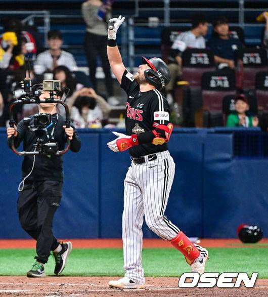 [OSEN=고척, 박준형 기자] 4일 오후 서울 고척스카이돔에서 ‘2026 신한은행 SOL Bank KBO리그’ 키움 히어로즈와 LG 트윈스의 경기가 진행됐다.이날 키움은 하영민을, LG는 임찬규를 선발투수로 내세웠다.  5회초 1사 LG 오스틴이 솔로홈런을 날리고 베이스를 돌고 있다.   2026.04.04 / soul1014@osen.co.kr