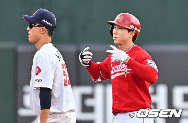 [OSEN=부산, 이석우 기자] 4일 부산 사직야구장에서 2026 신한 SOL KBO 리그 롯데 자이언츠와 SSG 랜더스의 경기가 열렸다. 홈팀 롯데는 비슬리가, 방문팀 SSG는 김건우가 선발 출전했다.SSG 랜더스 박성한이 1회초 좌중간 2루타를 치고 세리머니를 하고 있다. 2026.04.04 / foto0307@osen.co.kr