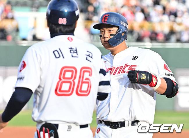 [OSEN=부산, 이석우 기자] 4일 부산 사직야구장에서 2026 신한 SOL KBO 리그 롯데 자이언츠와 SSG 랜더스의 경기가 열렸다. 홈팀 롯데는 비슬리가, 방문팀 SSG는 김건우가 선발 출전했다.롯데 자이언츠 한동희가 1회말 무사 만루 중견수 오른쪽 2타점 안타를 치고 세리머니를 하고 있다. 2026.04.04 / foto0307@osen.co.kr