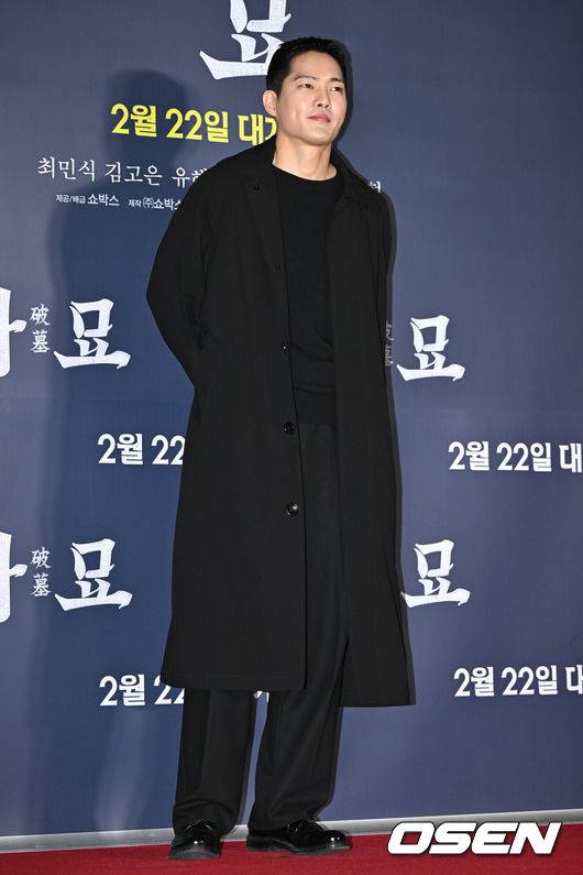 [OSEN=조은정 기자]영화 '파묘' VIP 시사회 포토월 행사가 20일 오후 서울 송파구 롯데시네마 월드타워에서 열렸다.배우 김건우가 포즈를 취하고 있다.  2024.02.20 /cej@osen.co.kr