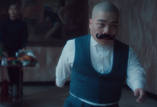 ▲왜소증 장애인 배우 김유남 씨가 이찬혁 '비비드라라러브' 뮤직비디오에 출연한 장면ⓒ이찬혁 뮤직비디오 갈무리