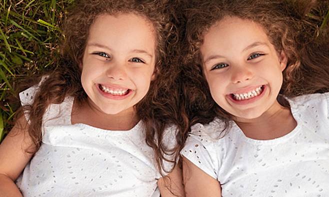 쌍둥이 사진. 유전자가 동일한 일란성 쌍둥이가 서로 다른 환경에서 성장했음에도 유사한 관심사와 진로를 선택하는 사례는 유전의 영향력을 직관적으로 보여준다. 게티이미지뱅크