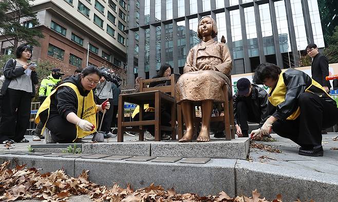 정의기억연대 관계자들이 1일 서울 종로구 옛 주한 일본대사관 앞에서 열린 수요시위에 앞서 평화의 소녀상 주변을 청소하고 있다. 경찰은 이날 시위 전 위안부 모욕시위 등으로부터 소녀상을 보호하기 위해 설치한 바리케이드를 5년10개월 만에 철거했다.&nbsp;이제원 선임기자
