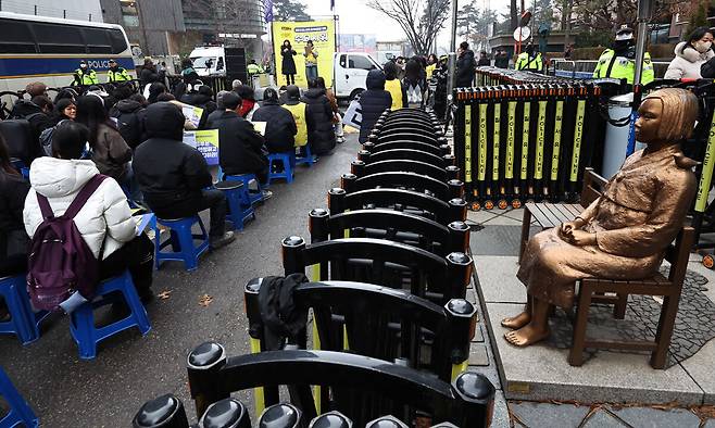바리케이드가 설치된 시기 평화의 소녀상 모습. 뉴시스