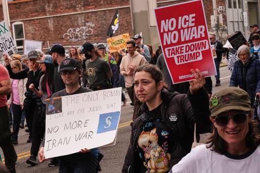 지난 3월28일 미국 서부 도시 시애틀에서 시민들이 “이란 전쟁 중단하라”(NO MORE IRAN WAR) 등 구호가 적힌 손팻말을 든 채 도널드 트럼프 대통령을 규탄하는 시위를 벌이고 있다. AP연합뉴스