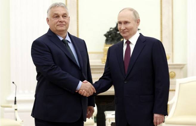 빅토르 오르반 헝가리 총리(왼쪽)와 블라디미르 푸틴 러시아 대통령이 반갑게 악수를 나누고 있다. EU 회원국인 헝가리는 러시아·우크라이나 전쟁 발발 이후로도 러시아와 끈끈한 관계를 유지하고 있다. 세계일보 자료사진