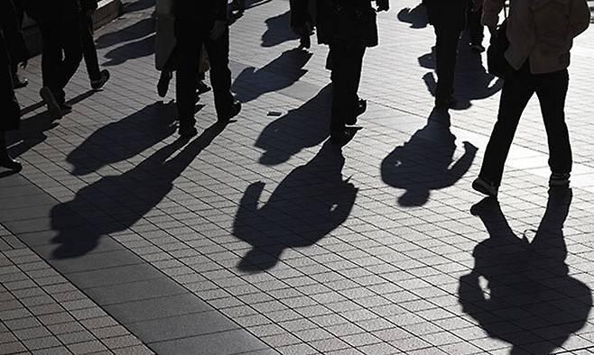 일본 도쿄 시나가와역에서 직장인들이 출근길 발걸음을 옮기고 있다. AP연합