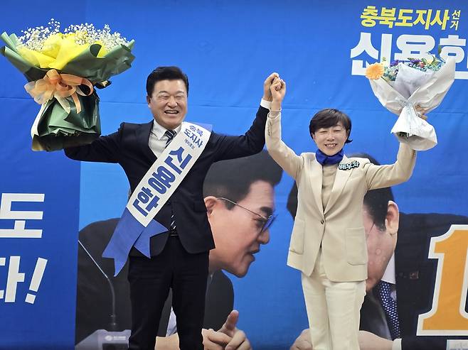 신용한 예비후보가 4일 더불어민주당 충북도지사 후보로 최종 확정되면서 환호하고 있다. 신용한 예비후보 측&nbsp;제공