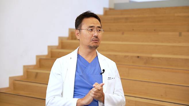 ‘어깨질환 명의’ 여우진 바른세상병원 원장은 “어깨 통증은 흔하다고 가볍게 볼 질환이 아니”라며 “특히 밤에 더 아프거나, 팔을 들 때 힘이 빠지거나, 통증이 오래 지속된다면 단순 오십견이 아니라 회전근개 파열 등 다른 질환일 수 있다”고 말했다./ 서울경제TV ‘지금, 명의’ 캡처