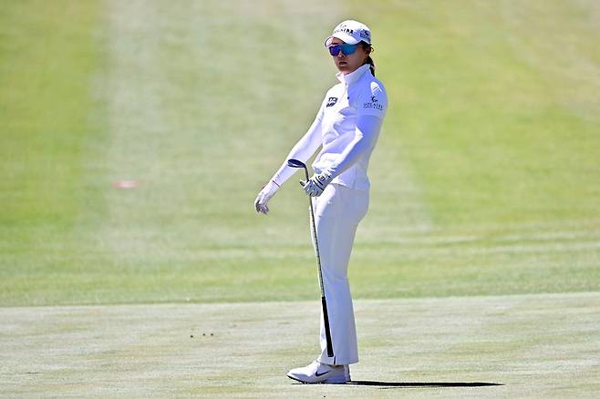 칩샷 후 공을 확인하고 있는 고진영. 사진 제공=AFP연합뉴스