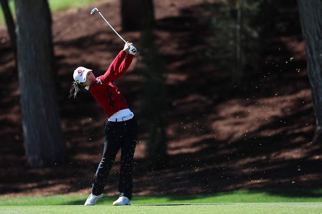 아이언 샷을 하고 있는 황유민. 사진 제공=AFP연합뉴스