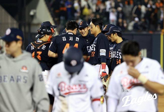 한화 선수단이 3일 잠실구장서 열린 두산과 원정경기서 11-6으로 승리한 뒤 세리머니를 하고 있다. 한화는 팀 승리에도 불펜 안정화라는 숙제를 확인했다. 사진제공｜한화 이글스