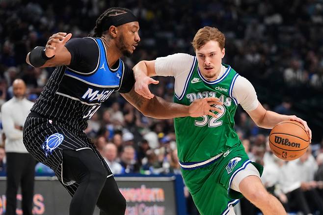 쿠퍼 플래그(오른쪽)가 4일 미국 텍사스주 댈러스의 아메리칸 에어라인스 센터에서 열린 올랜도 매직과 2025~2026 미국프로농구 정규리그 홈경기에서 돌파를 시도하고 있다.  댈러스 | AP연합뉴스