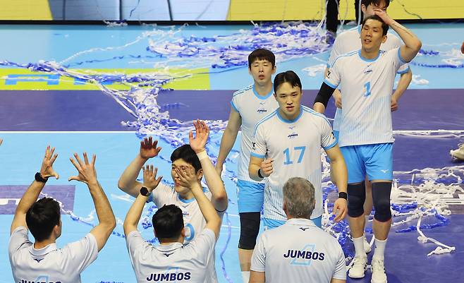 대한항공 선수들이 4일 인천 계양체육관에서 열린 프로배구 2025~2026 V리그 남자부 챔피언결정전 2차전에서 승리한 뒤 환호하고 있다. 인천 | 연합뉴스