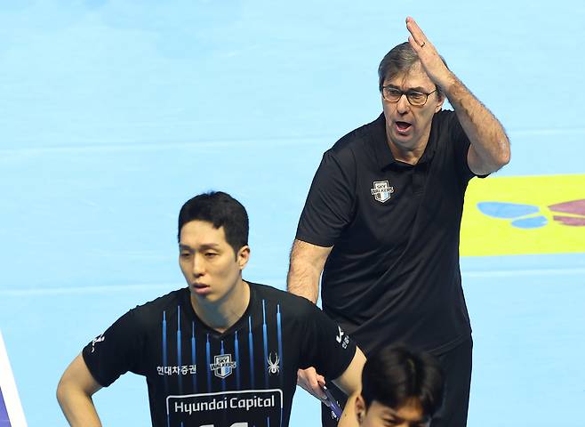 필립 블랑 현대캐피탈 감독이 4일 인천 계양체육관에서 열린 대한항공과 프로배구 2025~2026 V리그 남자부 챔피언결정전 2차전 5세트에서 비디오 판독과 관련해 불만을 제기하고 있다. 인천 | 연합뉴스
