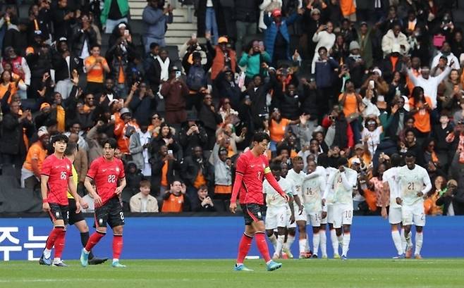 실망하는 한국 선수들과 기뻐하는 코트디부아르 선수들 | 연합뉴스