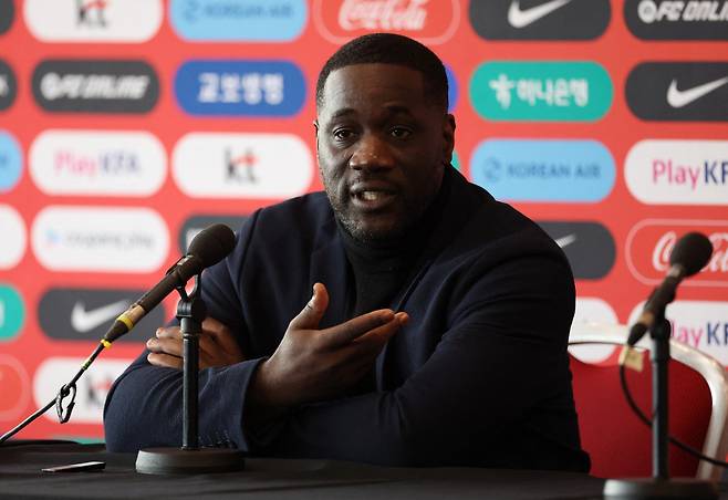 대한민국 대 코트디부아르 - 스타디움 MK, 밀턴 케인즈, 영국에서 경기 후 기자회견, 코트디부아르 감독 에머스 파에.