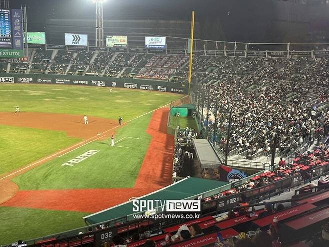▲ 경기 막판 썰물처럼 빠져나간 롯데 1루 관중석