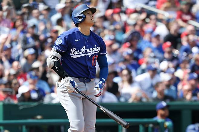 ▲ 홈런 타구를 바라보는 오타니 쇼헤이. ⓒ연합뉴스/AP