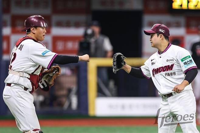 ▲ 키움 마무리투수 김재웅이 포수 김건희와 하이파이브하고 있다. ⓒ 키움 히어로즈