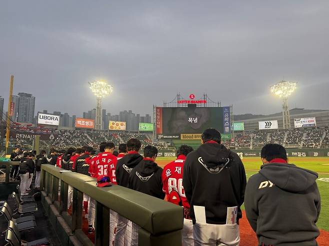 ▲ 김민재 코치 추모에 동참하고 있는 SSG 랜더스 선수단 ⓒSSG 랜더스