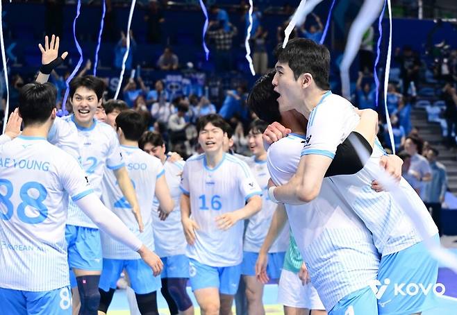 ▲ 승리 후 기뻐하는 대한항공 선수단 ⓒKOVO