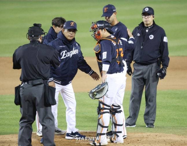 2026 신한 SOL KBO리그 두산 베어스 대 한화 이글스 경기가 3일 서울 잠실야구장에서 열렸다. 한화 선발 에르난데스가 6회 흔들리는 모습을 보이자 양상문 코치가 마운드로 가 진정시키고 있다. /사진=김진경 대기자