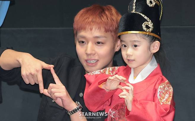 (서울=뉴스1) 권현진 기자 = 영화 '왕과 사는 남자'의 박지훈(왼쪽)이 17일 서울 강남구 코엑스 메가박스에서 1,300만 관객 돌파를 기념해 열린 무대 인사에서 왕의 복장을 한 어린이 팬과 기념 촬영을 하고 있다.  2026.3.17/뉴스1  Copyright (C) 뉴스1. All rights reserved. 무단 전재 및 재배포,  AI학습 이용 금지. /사진=(서울=뉴스1) 권현진 기자