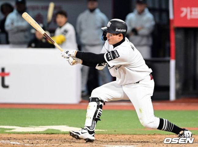 3일 경기도 수원 KT위즈파크에서 2026 신한 SOL KBO리그 KT 위즈와 삼성 라이온즈의 경기가 열렸다. 이날 KT는 사우어, 삼성은 후라도를 선발로 내세웠다. 8회말 KT 선두타자 최원준이 우익선상으로 안타를 날리고 있다.